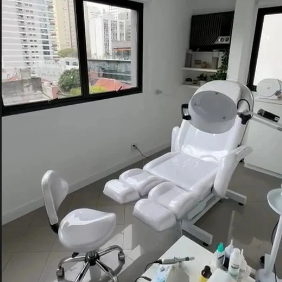 Sala de atendimento da Sublime Podologia com luz natural e vista para a cidade